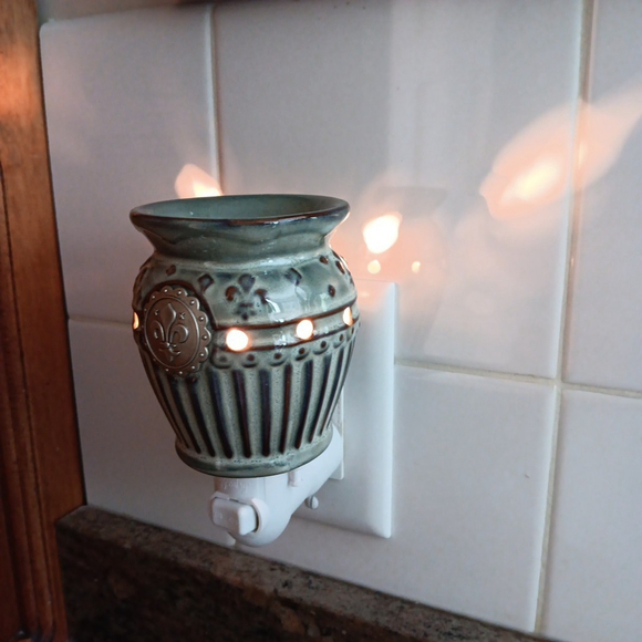 SCENTSY Warmer CHARLEMAGNE Plug-In Warmer Retired Blue/Brown Artisan/Used BOX CN - Picture 3 of 16